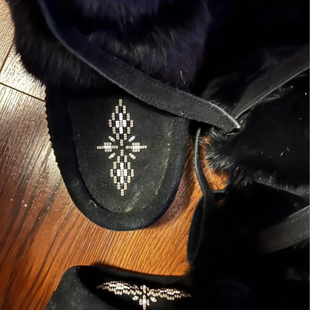 Elegant Black Fur-Lined Winter Boots - Picture 4 of 4